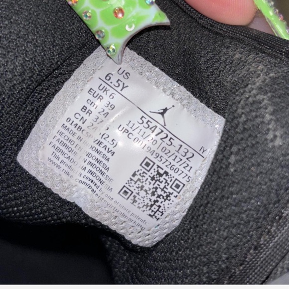 Jordan 1s
Retro Jordan 1 Mid - Tropical Twist. Sise 8 - Picture 7 of 7